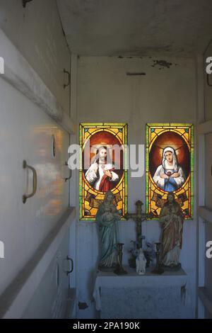 Jésus, Marie et Joseph sont représentés dans la décoration en vitraux d'un mausolée traditionnel vintage. Banque D'Images