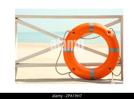 Photo papier. Bouée de sauvetage orange près d'une rambarde en bois sur la plage Banque D'Images