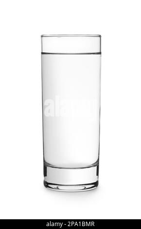 Plein verre d'eau sur fond blanc Banque D'Images