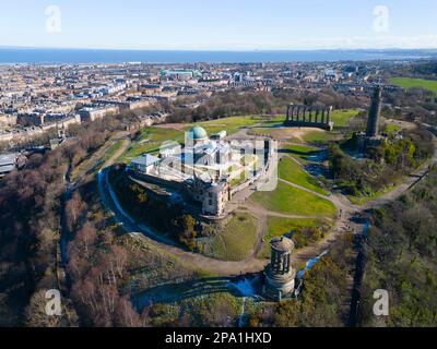 Vue aérienne de Calton Hill à Édimbourg depuis drone, Écosse, Royaume-Uni Banque D'Images