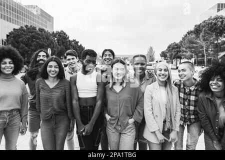 Jeunes gens divers s'amuser en plein air riant ensemble - Focus sur le visage d'homme gay - montage noir et blanc Banque D'Images