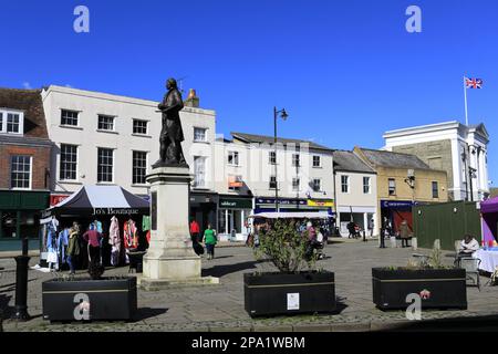 Statue du Suffolk, artiste Thomas Gainsborough et église St Peters, Market Hill, Sudbury, Suffolk, Angleterre, ROYAUME-UNI Banque D'Images