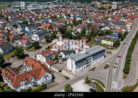 Vue aérienne d'une partie de Beilngries dans le parc naturel Altmuehltal Park, Bavière, Allemagne avec centre médical et plusieurs nouveaux bâtiments, appartement Banque D'Images