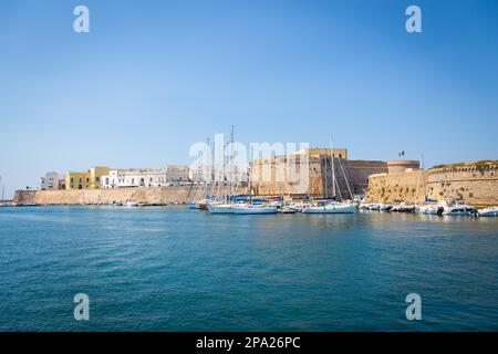 Le port et les vieux murs de Gallipoli, Région des Pouilles - Italie du Sud Banque D'Images