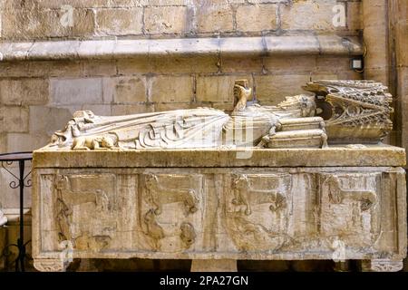 Tombe en pierre de María Villalobos à l'intérieur de la célèbre église catholique également connue sous le nom de se de Lisboa. Banque D'Images