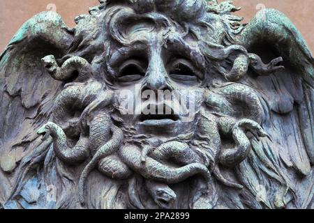 Italie, Turin. Cette ville est célèbre pour être un coin de deux triangles magiques globaux. C'est une tête de Meduse en bronze près de l'historique Banque D'Images