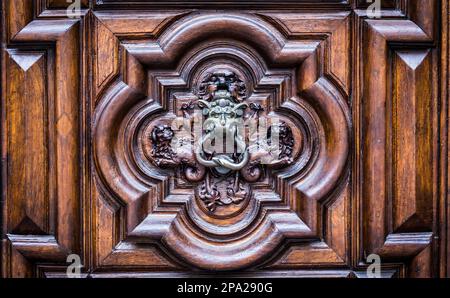 Détail de la porte du diable à Turin, Italie. Situé dans la Via Vittorio Alfieri, datée autour de 1850. La légende dit que cette porte n'était pas là la Banque D'Images