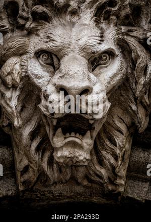 Italie, Turin. En pierre et situé sur une arche de marbre, à haute voix 300 ans. Ange déchu en forme de lion rugissant Banque D'Images