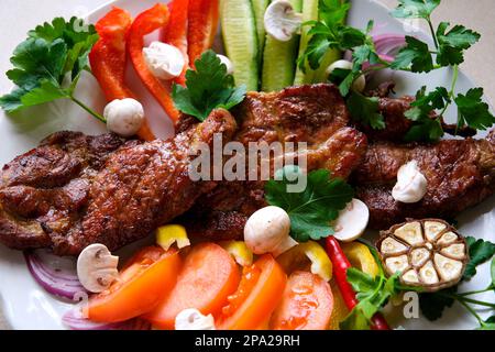 Steak de thon grillé en panure de sésame avec légumes tranches de boeuf avec légumes grillés sur planche à découper sur table en bois, vue du dessus. Haute qualité Banque D'Images