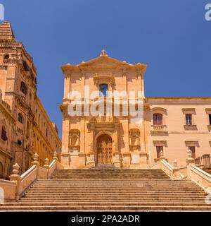 San Francesco est l'une des nombreuses nouvelles églises construites après la ville de Noto a été pratiquement détruit par le tremblement de terre de 1693. De style baroque Banque D'Images