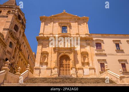 San Francesco est l'une des nombreuses nouvelles églises construites après la ville de Noto a été pratiquement détruit par le tremblement de terre de 1693. De style baroque Banque D'Images