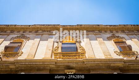 San Francesco est l'une des nombreuses nouvelles églises construites après la ville de Noto a été pratiquement détruit par le tremblement de terre de 1693. De style baroque Banque D'Images