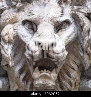Italie, Turin. En pierre et situé sur une arche de marbre, à haute voix 300 ans. Ange déchu en forme de lion rugissant Banque D'Images
