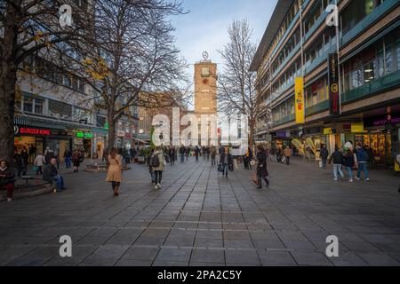 Rue commerçante principale de Konigstrasse et gare centrale de Stuttgart (Hauptbahnhof) - Stuttgart, Allemagne Banque D'Images