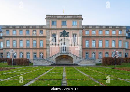 Neues Schloss (Nouveau Palais) vue de Akademiegarten - Stuttgart, Allemagne Banque D'Images