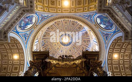 ROME, VATICAN - Août 24, 2018 : l'intérieur de la Basilique Saint-Pierre avec coupole détail Banque D'Images