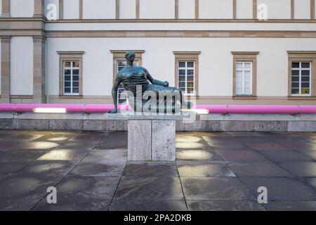 Drapé femme inclinable Sculpture par Henry Moore à Neue Staatsgalerie (New State Gallery) - Stuttgart, Allemagne Banque D'Images