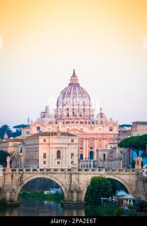 ROME, ITALIE - JUIN 2020 : panorama au coucher du soleil sur le pont du Tibre avec dôme de la cathédrale Saint-Pierre (Cité du Vatican) en arrière-plan - Rome, Italie Banque D'Images