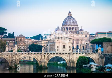 ROME, ITALIE - JUIN 2020 : panorama au coucher du soleil sur le pont du Tibre avec dôme de la cathédrale Saint-Pierre (Cité du Vatican) en arrière-plan - Rome, Italie Banque D'Images