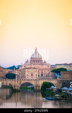 ROME, ITALIE - JUIN 2020 : panorama au coucher du soleil sur le pont du Tibre avec dôme de la cathédrale Saint-Pierre (Cité du Vatican) en arrière-plan - Rome, Italie Banque D'Images