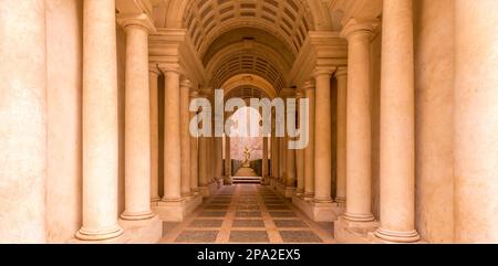 ROME, ITALIE - 23 août 2018 : Prospettiva Borromini Borromini (Perspective), couloir avec des colonnes de marbre dans ce luxueux palace Banque D'Images