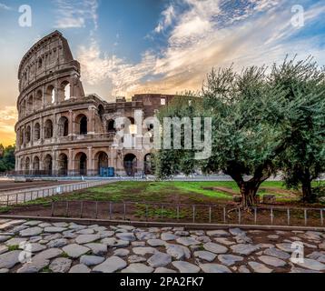 Détail du Colisée à Rome (Roma), Italie. Egalement appelé Colisée, c'est la plus célèbre visite italienne. Ciel bleu spectaculaire en arrière-plan Banque D'Images