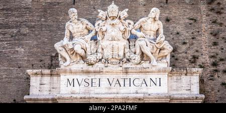 ROME, ITALIE - VERS SEPTEMBRE 2020 : le célèbre bâtiment du Musée du Vatican. Détail du panneau au-dessus de l'entrée principale Banque D'Images