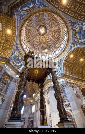 ROME, VATICAN - Août 24, 2018 : l'intérieur de la Basilique Saint-Pierre avec coupole détail Banque D'Images