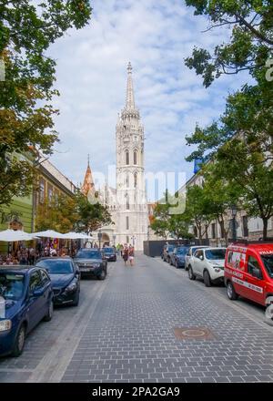 Budapest, Hongrie - 08.15.2015: Rue étroite menant à l'église de l'Assomption du château de Buda, Nagyboldolasszony-templom, plus communément Banque D'Images