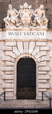 ROME, ITALIE - VERS SEPTEMBRE 2020 : le célèbre bâtiment du Musée du Vatican. Détail du panneau au-dessus de l'entrée principale Banque D'Images