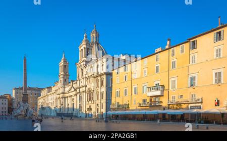 ROME, ITALIE - VERS AOÛT 2020 : lever de soleil sur les bâtiments de la Piazza Navona (place Navona) Banque D'Images