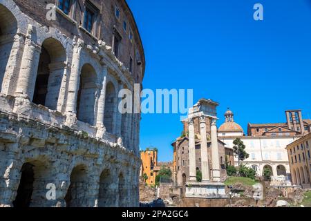 ROME, ITALIE - VERS AOÛT 2020 : ancienne façade du Teatro Macello (Théâtre de Marcellus) situé tout près du Colisée Banque D'Images