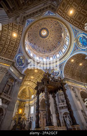 ROME, VATICAN - Août 24, 2018 : l'intérieur de la Basilique Saint-Pierre avec coupole détail Banque D'Images