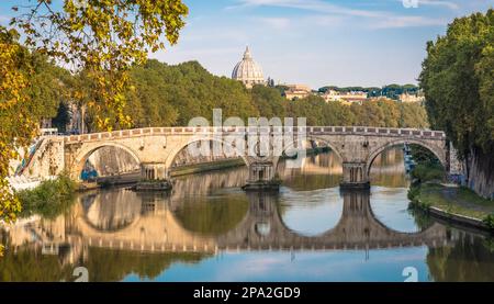 ROME, ITALIE - VERS AOÛT 2020 : pont sur le Tibre avec coupole de la basilique du Vatican en arrière-plan et lumière du lever du soleil Banque D'Images