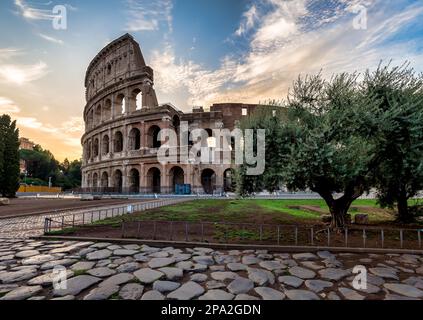 Détail du Colisée à Rome (Roma), Italie. Egalement appelé Colisée, c'est la plus célèbre visite italienne. Ciel bleu spectaculaire en arrière-plan Banque D'Images