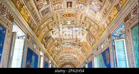 ROME, ETAT DU VATICAN - VERS AOÛT 2020 : vue en perspective dans la Galerie des cartes, Musée du Vatican Banque D'Images