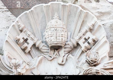 Symbole de l'État du Vatican - deux clés croisées et une tiara, État de la Cité du Vatican Banque D'Images