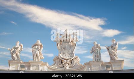 ROME, ITALIE - VERS AOÛT 2020 : symbole antique du Vatican situé sur la place Saint-Pierre Banque D'Images