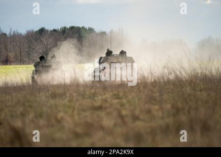 Deux militaires britanniques AS90 (AS-90 Braveheart Gun Equipment 155mm L131) ont blindé un obusier automoteur lors d'un exercice militaire, Wiltshire UK Banque D'Images