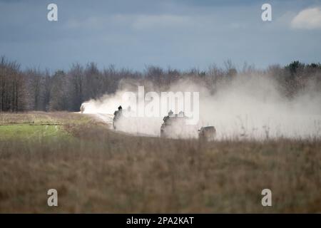 Deux militaires britanniques AS90 (AS-90 Braveheart Gun Equipment 155mm L131) ont blindé un obusier automoteur lors d'un exercice militaire, Wiltshire UK Banque D'Images