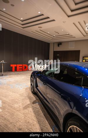 Vers 2023 - Sofia, Bulgarie : une nouvelle voiture Porsche Tacan bleue brillante avec les lettres de conférence TEDxVitosha. Banque D'Images