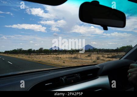 Vue depuis la voiture, route B1, au nord de Windhoek, République de Namibie Banque D'Images