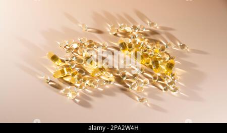 Vitamine D, omega 3, omega 6, huile de complément alimentaire huile de poisson remplie, vitamine A, vitamine E, huile de lin Banque D'Images