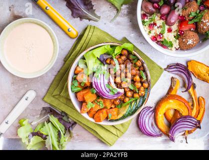 Salades végétariennes saines avec légumes, patate douce, falafel, bulgur. Salade de bol de bouddha saine, sauce. Nourriture végétarienne. En bonne santé Banque D'Images