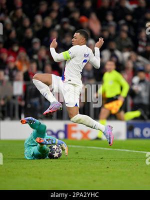 Le gardien de but Yann Sommer FC Bayern Munich FCB (27) en face de Kylian Mbappe Lottin FC Paris Saint-Germain PSG (07) sur la scène du ballon, zone de pénalité Banque D'Images