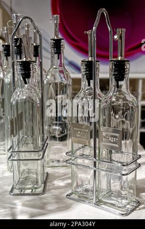 Vider les bouteilles d'huile et de vinaigre pour condiment - ensemble de vaisselle de bouteilles de verre d'huile d'olive et de vinaigre Banque D'Images