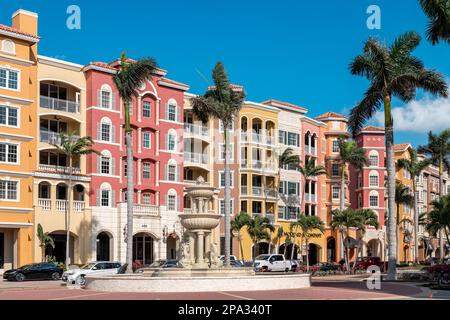 Boutiques et condominiums Bayfront sur le front de mer, Naples, Floride, États-Unis. Banque D'Images