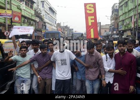 Non exclusif: 10 mars 2023, Kolkata, Inde: Les militants de la Fédération étudiante de l'Inde (SFI) affrontent la police lors d'une marche d'assemblée d'état pour protester ag Banque D'Images