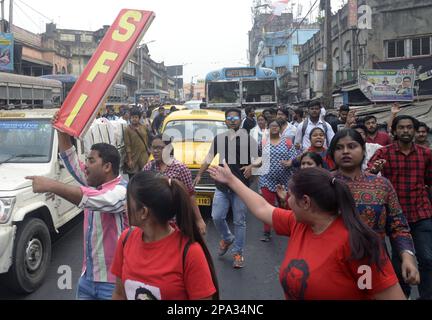 Non exclusif: 10 mars 2023, Kolkata, Inde: Les militants de la Fédération étudiante de l'Inde (SFI) affrontent la police lors d'une marche d'assemblée d'état pour protester ag Banque D'Images