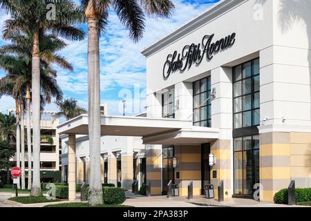 Saks Fifth Avenue Store aux Waterside Shops de Naples, Floride, États-Unis. Banque D'Images